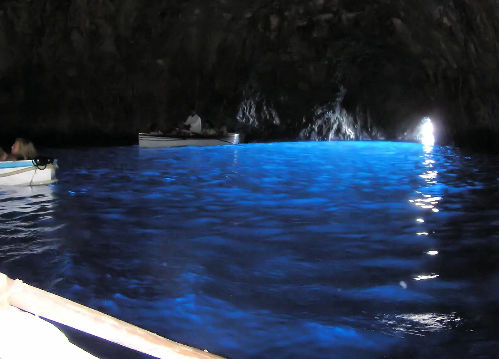 Det blå vattnet inne i Blå grottan på Capri