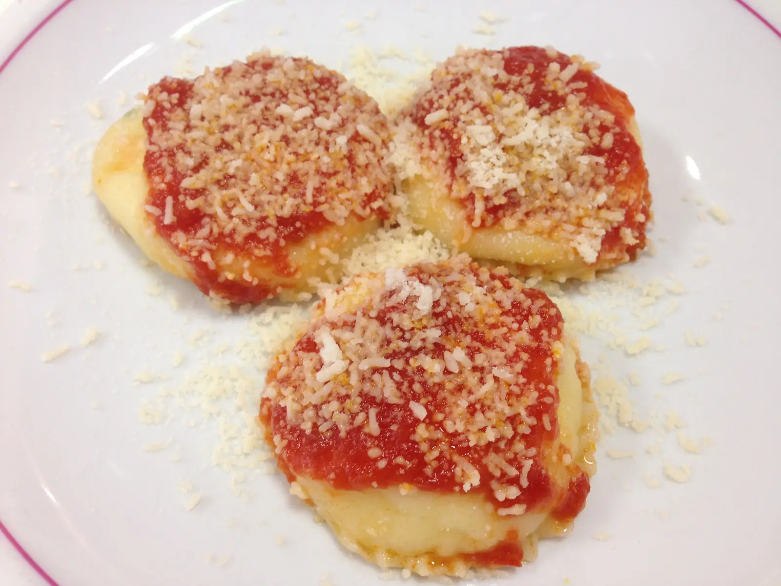 Ravioli capresi med tomatsås